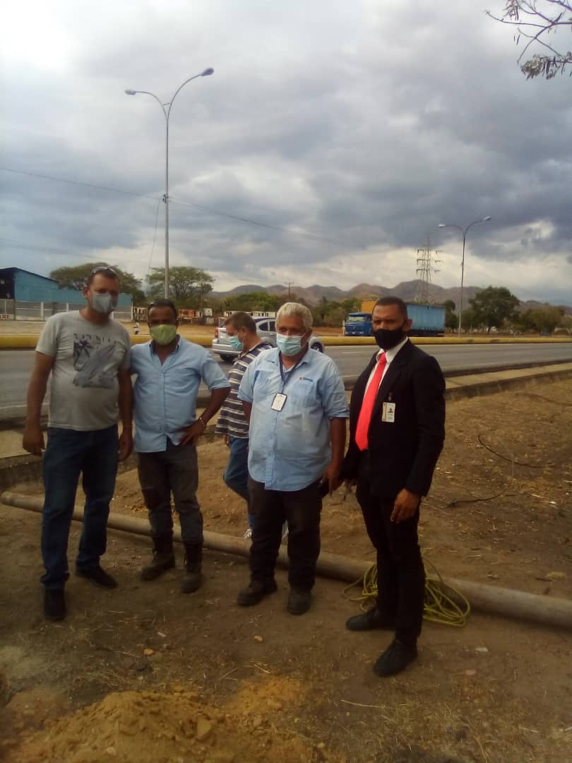 InfoVenzla1's tweet photo. Lo observado frente a #VALCRO #VALENCIA no obedece a ningún fenómeno #geológico personal de #Corpoelec  indicó a #DIPCARABOBO #PNB que 13800 Voltios se fueron a tierra a través del poste, provocando que parte se fundiera hierro fundido no #lava #volcánica. https://t.co/OYvU8uzWpG