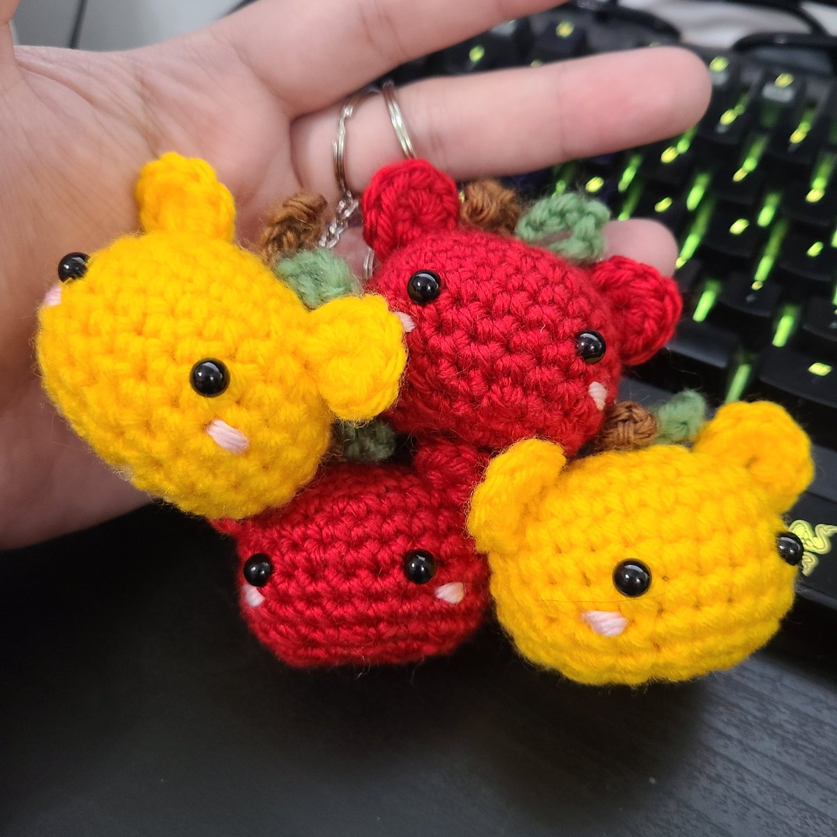 TheRobinGrace's tweet photo. Apples and oranges. :D
https://t.co/k28RmLT4Z1
.
.
#robinskawaiicorner #crochet #amigurumi #amigurumikeychain #orangebear #applebear #apples #oranges #kawaiiamigurumi #kawaiibear #kawaiicrochet #handmade #plushie https://t.co/Q5ep3QjAan