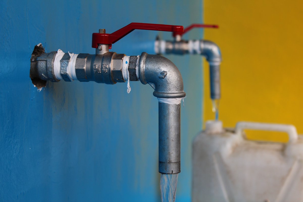lindsaymdenny's tweet photo. A #WASHinHCF survey found 15% HCF expected women to always or sometimes bring their own water when coming to deliver their baby. 

@WHO recommends 26 gallons of water/delivery. The average bathtub uses 30 gallons. 

Imagine carrying ~BATHTUB of water with you to give birth safely https://t.co/06MQ23rFfu