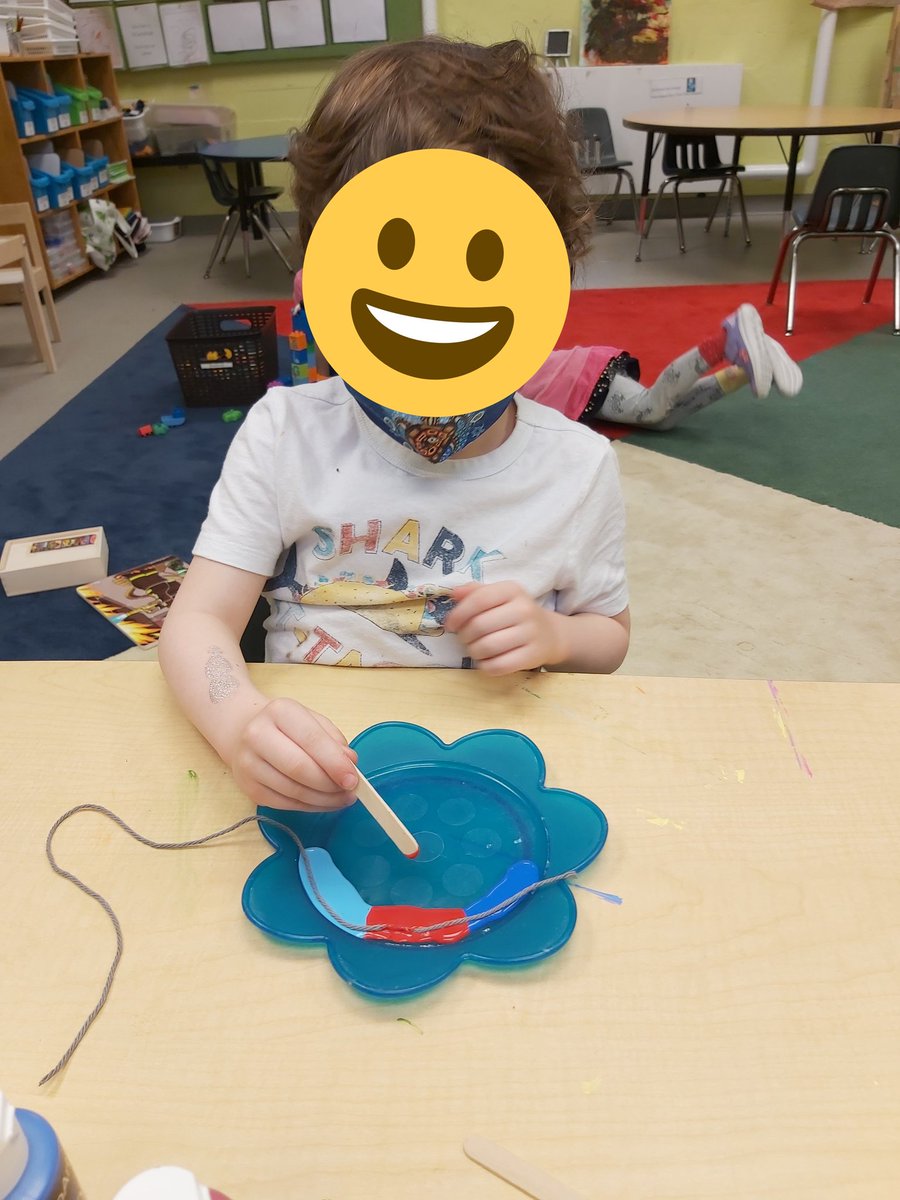 mpalmer1073's tweet image. Symmetrical string painting. Math and art! @JackmanICS @EarlyYearsTDSB @etfoaq @lisarossiterth2 #betterthanaworksheet