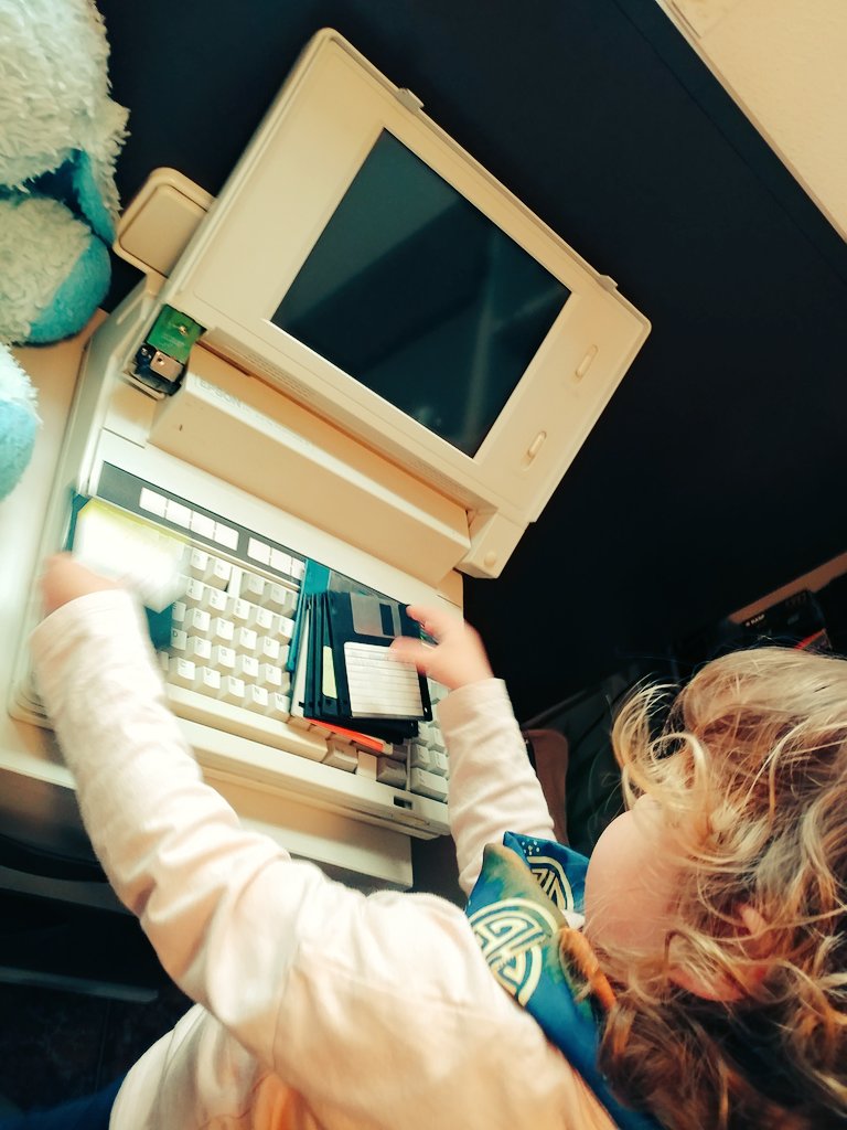 ea3ifh's tweet photo. My oldest "laptop" from early 90s. It's an Epson 80386 portable. It works but LCD backlight (fluorescent lights) stopped working... #badcaps sure. When 4Mb of RAM (or less) was enough! ๐ https://t.co/7X7O4I3s5f