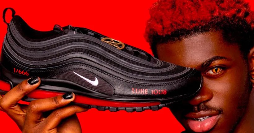 🚨Nike poursuit en justice les créateurs des « Satan Shoes » de Lil Nas X !

Avec une entreprise, l’artiste a customisé une paire de Nike qui contenait du sang humain, un verset de la Bible en référence à Satan et un pentacle satanique.

666 exemplaires étaient disponibles.