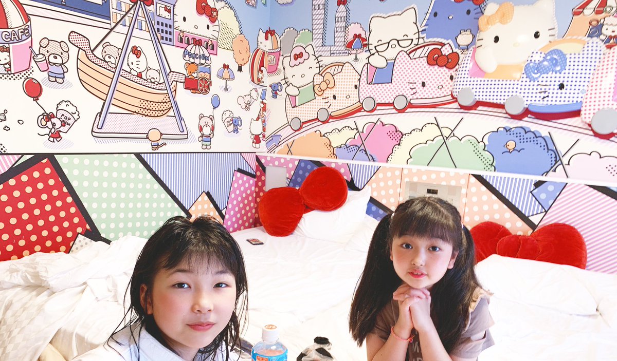 nanairotube's tweet photo. キティちゃんの部屋楽しすぎた✨また今日4時50分に起こされました💦 #キティちゃんの部屋 #キティルーム #hellokittyroom https://t.co/t4afxwKnQu