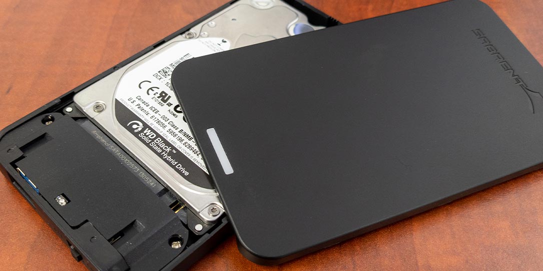 techaeris's tweet photo. Our @Sabrent EC-UASP review looks at a super-affordable, tool-free, 2.5" SATA hard drive USB 3.0 enclosure compatible with drives typically found in older laptops.

#Sabrent #SATA #USBEnclosure #review

https://t.co/Nro1NCHpeK https://t.co/HKl23VWdMm