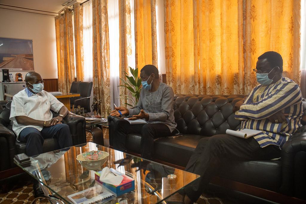 WateraidB's tweet photo. (2)  Ousmane Nacro, a exprimé sa volonté de poursuivre et de renforcer la collaboration avec WaterAid. Il espère l’accompagnement de l’ONG dans sa quête d’une meilleure allocation budgétaire au secteur de l’eau et de l’assainissement. 

#BurkinaFaso #lwili #TL226 https://t.co/toQNZZJvVy