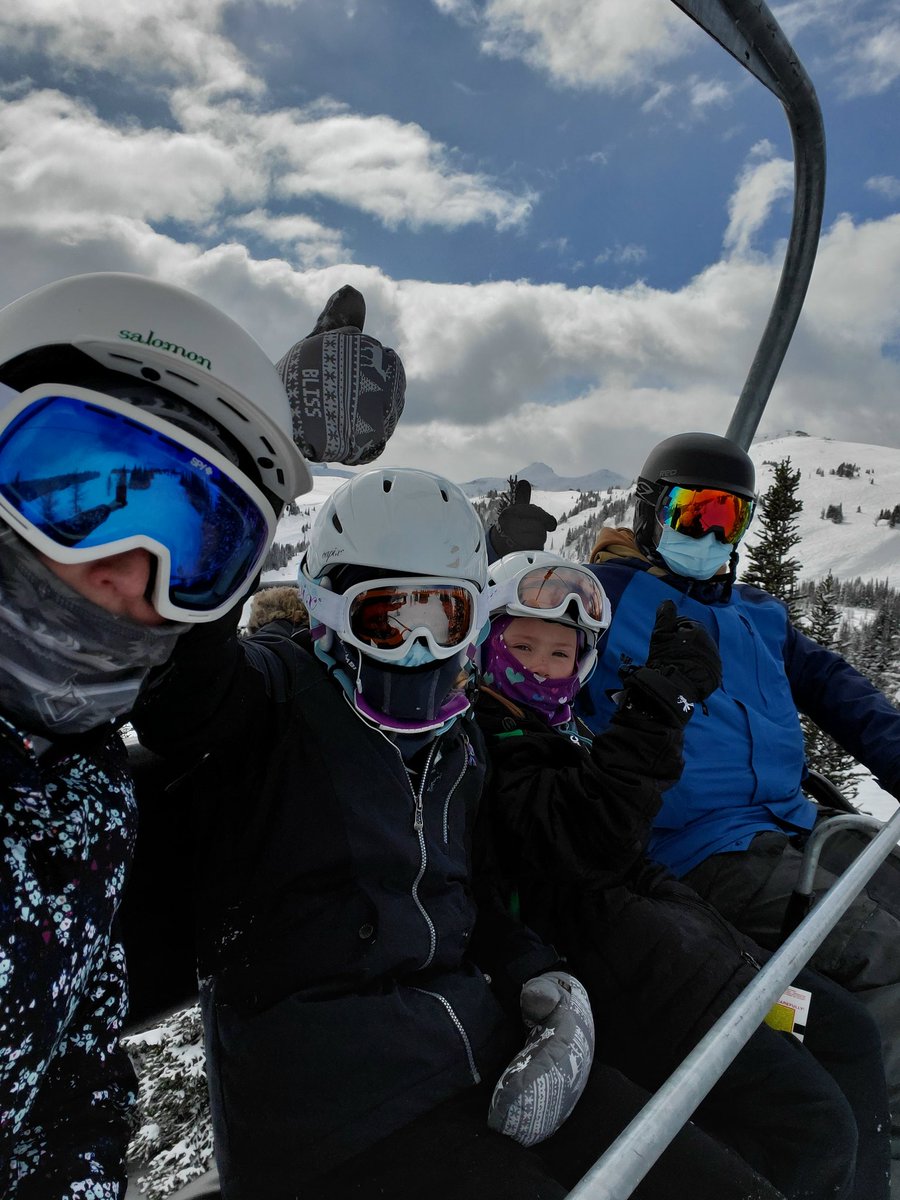 mckenzie_des's tweet photo. Gondola line up was a bit painful but once we got to the top it was well worth it. Thanks to the friendly staff @SunshineVillage for keeping us safe! #freshpow #springbreak #famjamskiday #bluebird https://t.co/DUkBV1wFKx