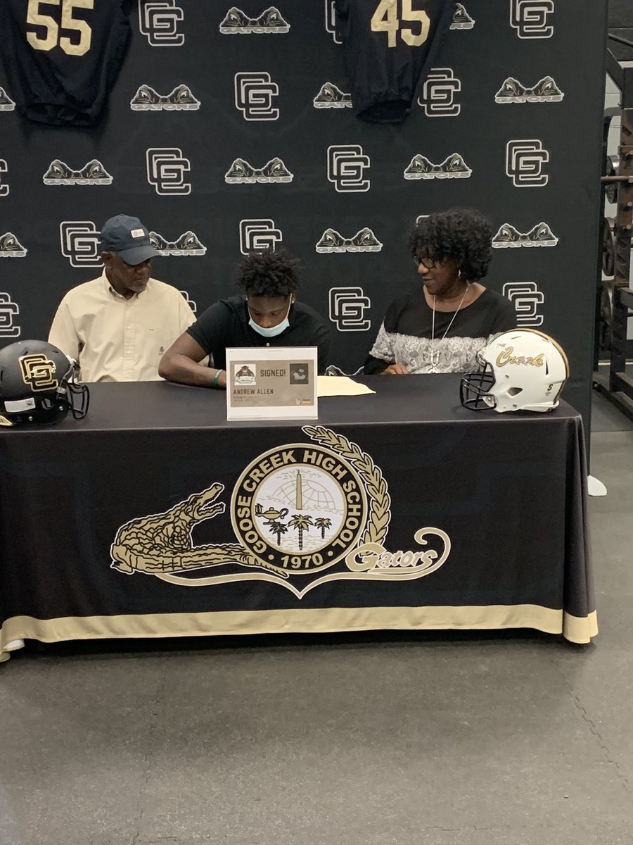 GCGatorFootball's tweet photo. Congratulations @Rsmithdbl5 @AnDreWALLen_45 
Signed!
@washingtonshaa @GooseCreekHigh @GCGatorAthletic @GanttRob https://t.co/tX1FX12sHp