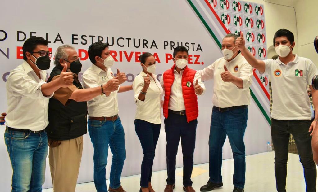 PoderNoticiaPue's tweet photo. En reunión con la estructura del @PRIdePUEBLA  @eduardorivera01 convoca a unir fuerzas a sumarse para tener el mejor gobierno municipal de Puebla🇲🇽. "Tenemos la capacidad y la experiencia. Con humildad #VaPorPuebla #VaPorMéxico🇲🇽 #CTM" https://t.co/4Y3VgjPhV5