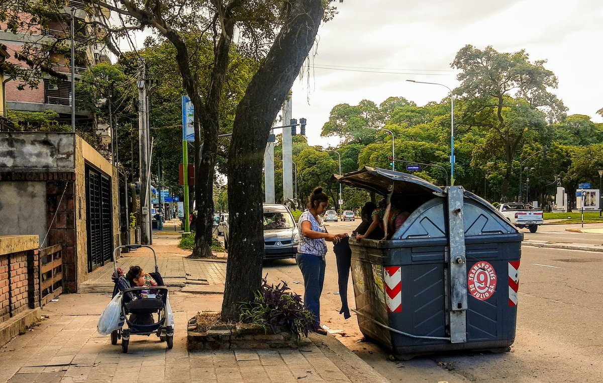 IsaiasCisnero's tweet photo. Av. Mate de Luna al 1600, lunes 17:⁴⁵. Una mamá busca en la basura ropa y comida, junto a su hija de 5 en el interior del container, mientras una bebé espera en un coche. Ese es el Tucumán verdadero, el que no te muestran en televisión, el Tucumán de los olvidados... https://t.co/2g8W8u7OM4