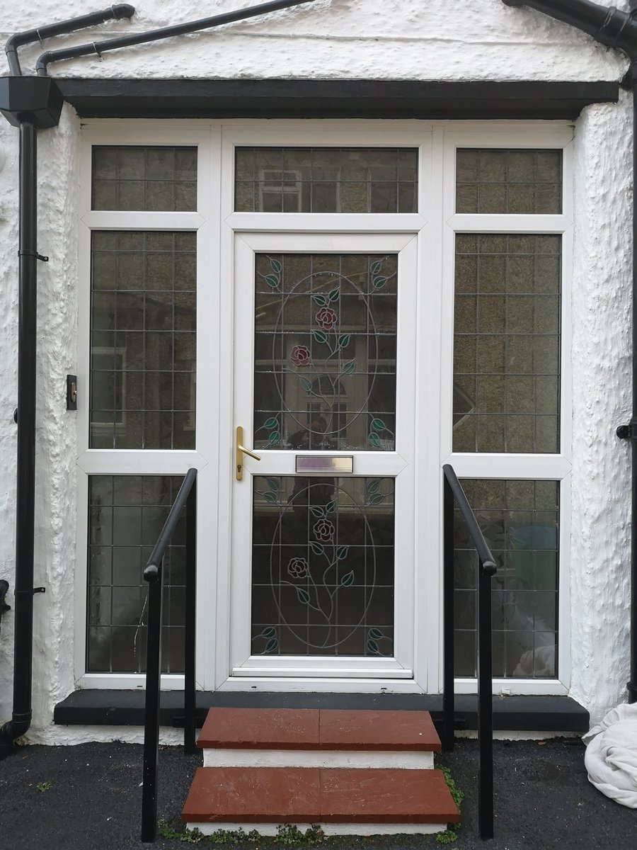spectrumwindows's tweet image. Amazing transformation today of this dated door to a lovely chartwell green one with modern side panels. Wow!! 👌🤩