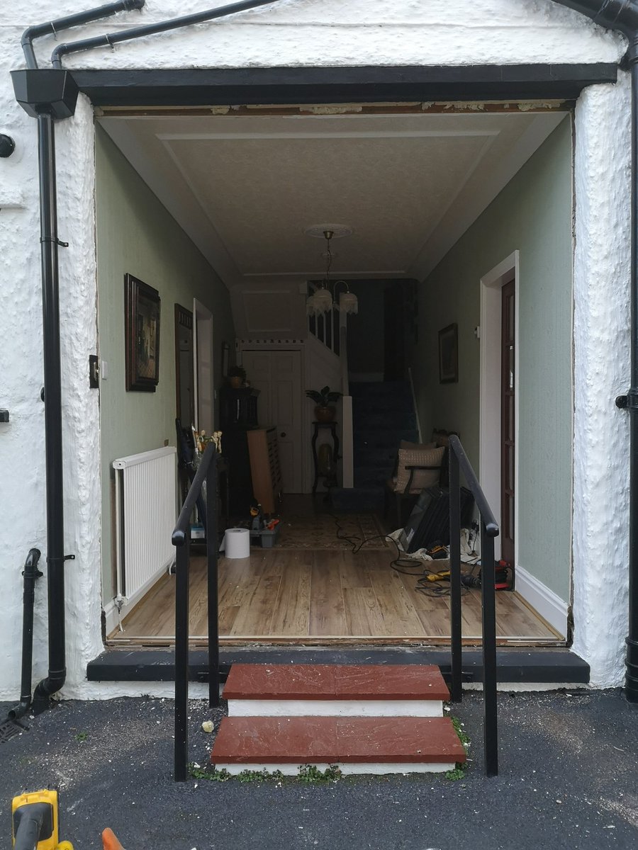 spectrumwindows's tweet image. Amazing transformation today of this dated door to a lovely chartwell green one with modern side panels. Wow!! 👌🤩