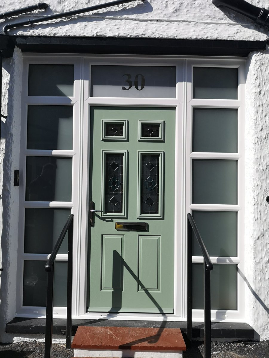 spectrumwindows's tweet image. Amazing transformation today of this dated door to a lovely chartwell green one with modern side panels. Wow!! 👌🤩