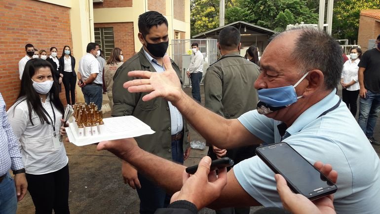 YaiiSanabria's tweet photo. Por fa no se olviden del caso de Don José que fue humillado de la manera más asquerosa que existe, el Gob.manipuló la situación a causa de la necesidad del Sr. y tocando lo más sagrado de una persona SU DIGNIDAD como ser humano. 
#ANRNuncaMás #ProtestarEsUnDerecho #ViviNoEstaSola https://t.co/4UU41hLeuw