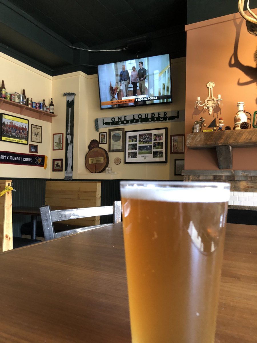 Beaver Basketball and Mizer Monday Beers ($4.50 all Day). Come on down to the bottom 🍻🍻😎🏀🤗