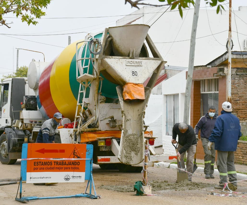 FrancoliniAlfre's tweet image. RECUPERACIÓN DE LA TRAMA VIAL

🚧 Hoy, tareas de bacheo y arreglo de calles en #LaBianca

Aún hay mucho por hacer para cumplir los objetivos que definimos para esta etapa, pero cada día avanzamos un paso más. 

#DesarrolloUrbano #MejoresCalles #ConcordiaUnidaTieneFuturo