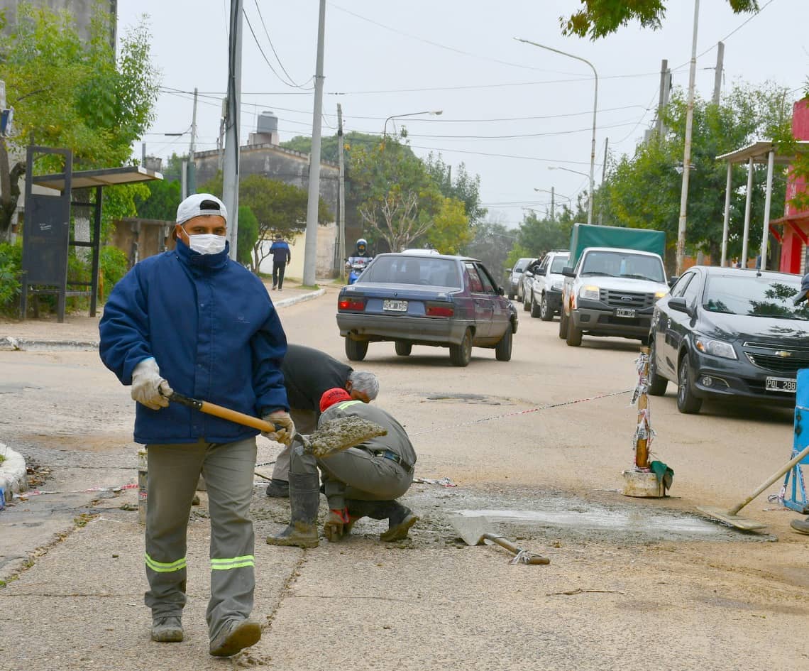 FrancoliniAlfre's tweet image. RECUPERACIÓN DE LA TRAMA VIAL

🚧 Hoy, tareas de bacheo y arreglo de calles en #LaBianca

Aún hay mucho por hacer para cumplir los objetivos que definimos para esta etapa, pero cada día avanzamos un paso más. 

#DesarrolloUrbano #MejoresCalles #ConcordiaUnidaTieneFuturo