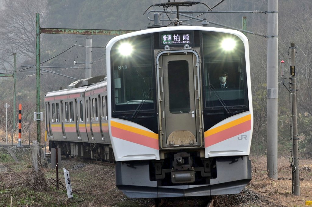 unohaman's tweet photo. 本日の越後線
#新潟車両センター所属115系運用
第2運用(越後線ループ運用)
122M
E129系B12編成による代走
黄砂の影響で朝霞の発生している朝の越後線を柏崎駅へ
#越後線
#115系
#E129系
#122M
#代走
#黄砂
#朝霞 https://t.co/SpKDHsdC8R