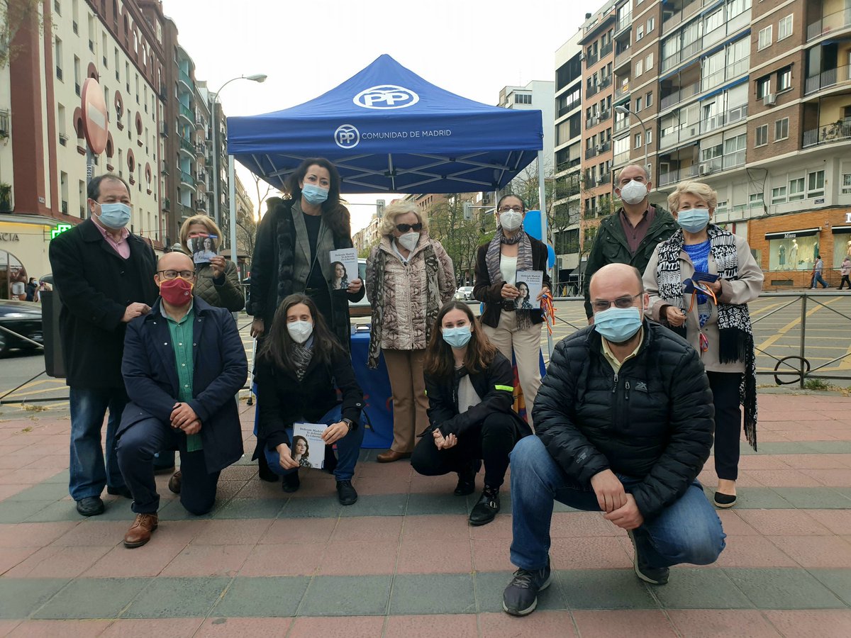 LolaNavarroArg's tweet photo. Empezamos la semana explicando a nuestros vecinos de #Arganzuela como votar por correo y defendiendo el proyecto de @IdiazAyuso para que #Madeid siga siendo un oasis de #libertad.
#YoConAyuso #ComunismoOLibertad #AyusoMeRepresenta https://t.co/KAMVtBEQGy