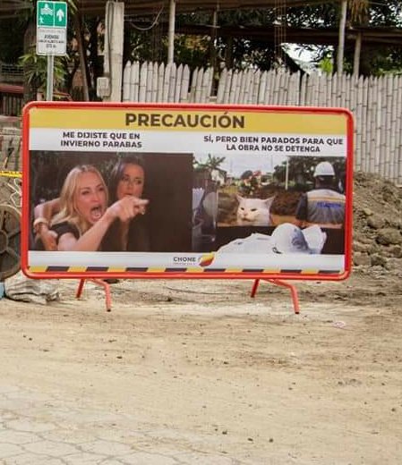 _adrianramirez_'s tweet image. #MeMeStyle | En Chone, provincia de Manabi (Ecuador), usaron memes para una campaña de conciemtización sobre obras que podrían generar malestar ahora pero que mejorarían la calidad de vida de las y los chonenses. #ComPol