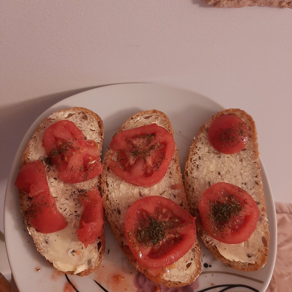 reducewithhead's tweet photo. Kolacja potreningowa
Chleb zlocisty z delma, pomidorem i kolejna kanapka z serem
 Wg fitatu 342kcal
#fitmarzec https://t.co/QLtirFlAHt