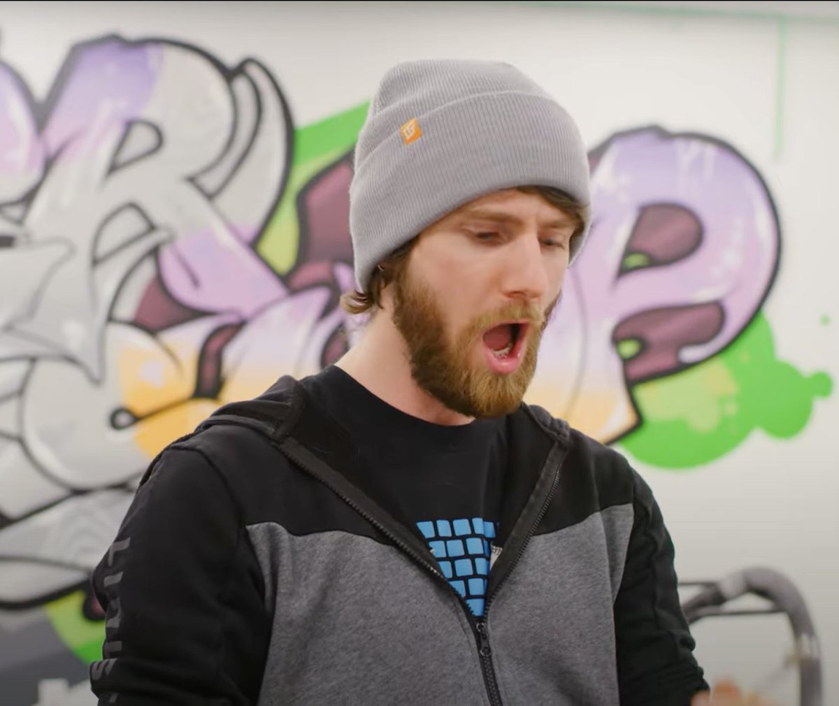 LinusTech's tweet photo. Uninteresting tech tips? Linus: *yawn* https://t.co/pD5EQKYizK