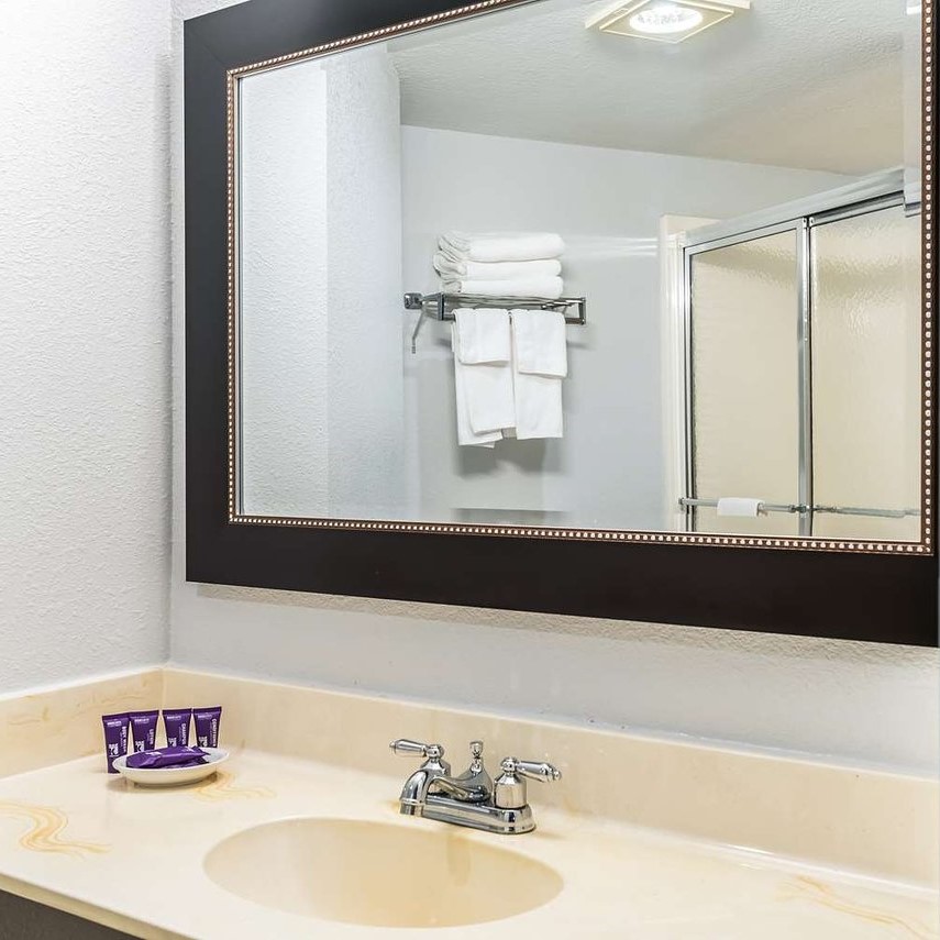 KnightInnSearcy's tweet photo. Not much is better than a hot shower after a long day! Come see our newly remodeled property for yourself during your next stay at Knights Inn &amp; Suites Searcy. https://t.co/RqYw94dOdN #hotellife #travel #arkansas https://t.co/9ZDguELLPK