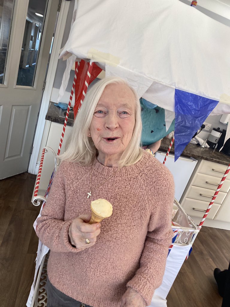 fellingatecare's tweet photo. Ice-creams all round at #Fellingate 🍦 

#residents #gateshead #carehome https://t.co/AyOoJ0UIUd