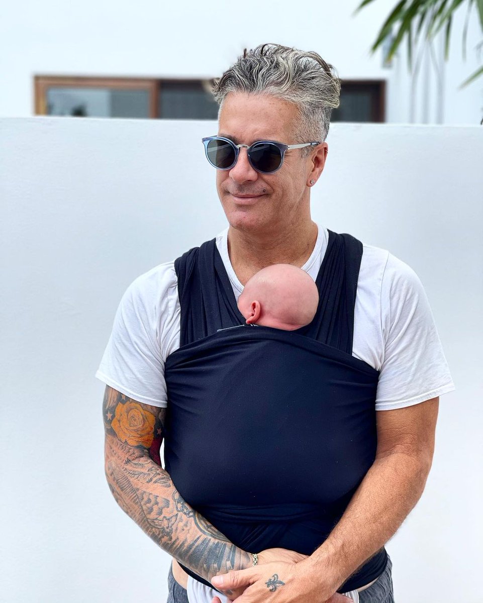 despiertamerica's tweet photo. ¡Alerta de nuevo papá en acción!🥰❤️ ¿Cómo se ve #FernandoCarillo con #BabyMilo? https://t.co/pFcGak2IEe