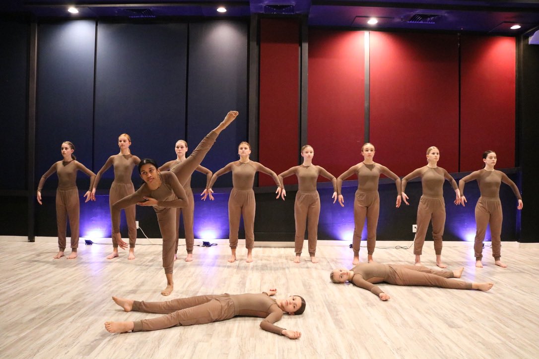 artistsrevealed's tweet photo. Artists Revealed Dance Co. proudly presents 💥 “Through the Cracks”💥
When: Friday, April 23 @7:30pm and Saturday, April 24 @7:30pm
Who: the beautiful company members of AR and AR2
Where: MTH Theater Main Stage - located in Crown Center
How to buy tickets: https://t.co/BZ2jQEQ1xO https://t.co/4FzOuvWzzB