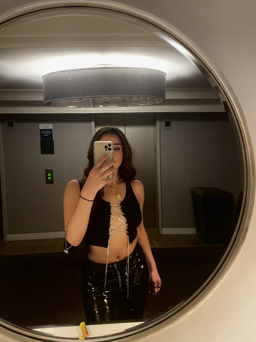 synthia_lov3's tweet photo. If you say a bitch say she that bitch ✨
Also thank you to everyone who wished me a Happy Birthday 🎁 #22 #tayloryear #birthdaygirl https://t.co/nvNFIE8snR