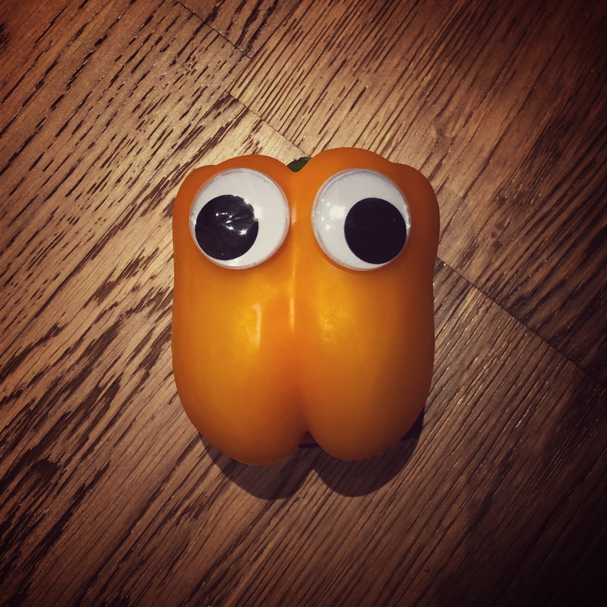 I’m sure I’ve seen this guy in Star Wars #StarWars #googleyes #FruitsBasket  #FruitFlyArt #vegepeople