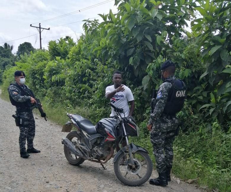 PoliciaEcuador's tweet photo. OPERATIVOS ANTIDELINCUENCIALES

Intensificamos los operativos en toda la provincia de #Esmeraldas, a fin de evitar el cometimiento de hechos delictivos.

#ServirYProteger https://t.co/udDNIJDBra
