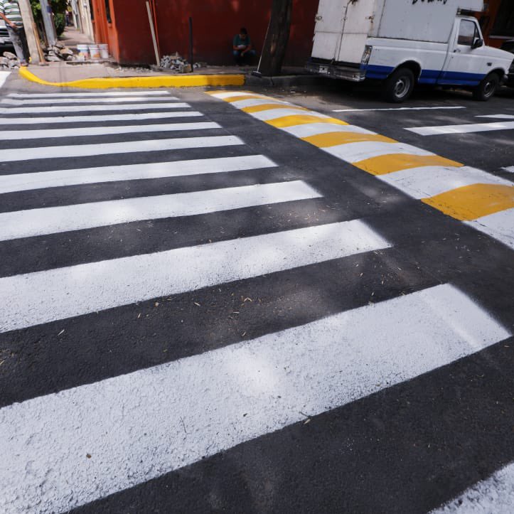AlcaldiaMHmx's tweet photo. El programa #DiarioCONTIGO recorre las 89 colonias de la demarcación llevando a cabo labores de mantenimiento, mejora de la imagen urbana y acercando los servicios de la @AlcaldiaMHmx a la población. Hoy acudimos a #Tacuba para darle una manita

#MHelCorazónDeLaCapital https://t.co/OIF0TGsUrb