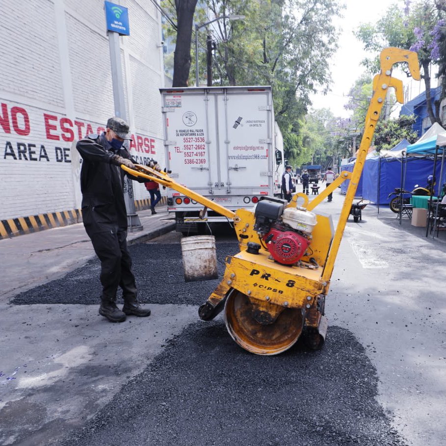 AlcaldiaMHmx's tweet photo. El programa #DiarioCONTIGO recorre las 89 colonias de la demarcación llevando a cabo labores de mantenimiento, mejora de la imagen urbana y acercando los servicios de la @AlcaldiaMHmx a la población. Hoy acudimos a #Tacuba para darle una manita

#MHelCorazónDeLaCapital https://t.co/OIF0TGsUrb