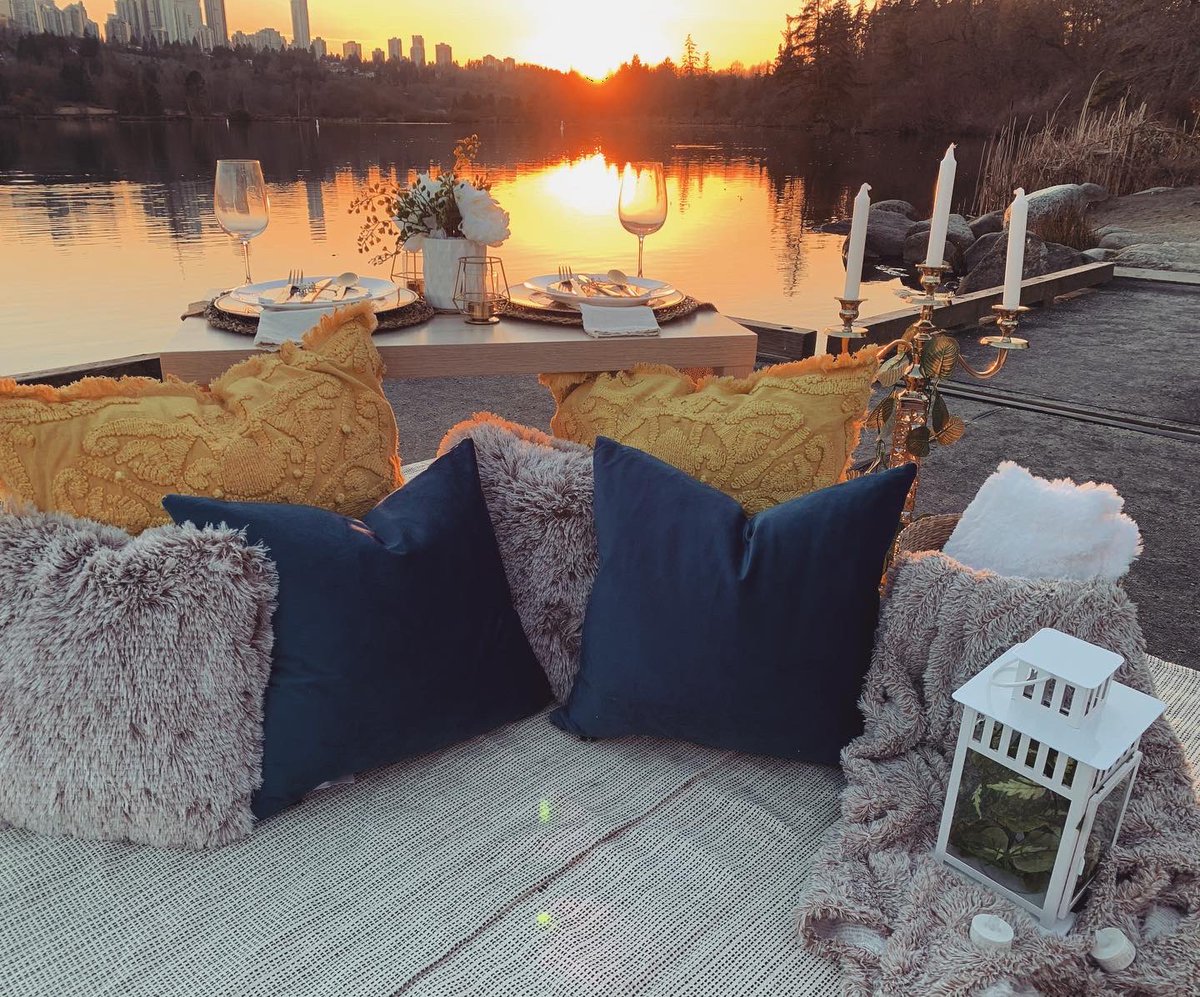 SimBasra16's tweet photo. So since restaurants are closed and only outdoor dining is allowed in BC. HIT UP BUBBLEBALLOONBAR on ig thanks https://t.co/6NCL1RUyx7