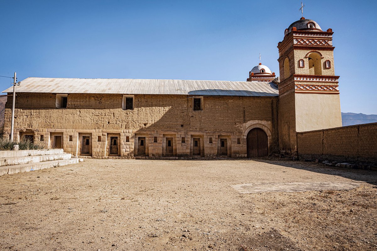 QhapaqNanPeru's tweet photo. En Huaytará, el Templo del Sol fue construido en donde actualmente está la iglesia de San Juan Bautista, en la cual se conservan los nichos de piedra inca donde se colocan las esculturas de los santos. El edificio es de planta trapezoidal con forma de kallanka.
#QhapaqÑan https://t.co/8r8VGkTI9p