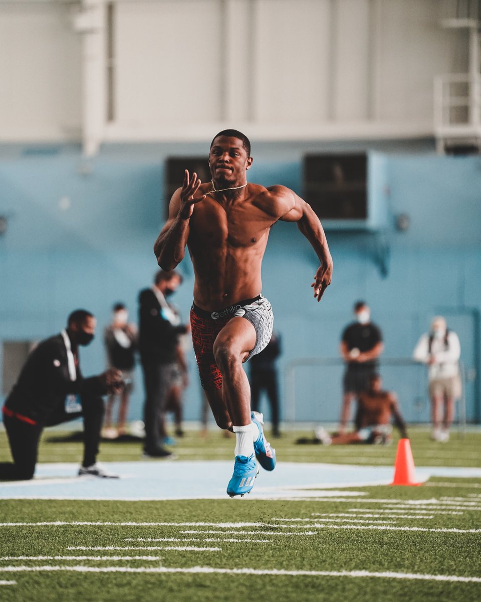 UNCFootball's tweet photo. A couple more for your feed 🤝 https://t.co/LJOdAH6mMN
