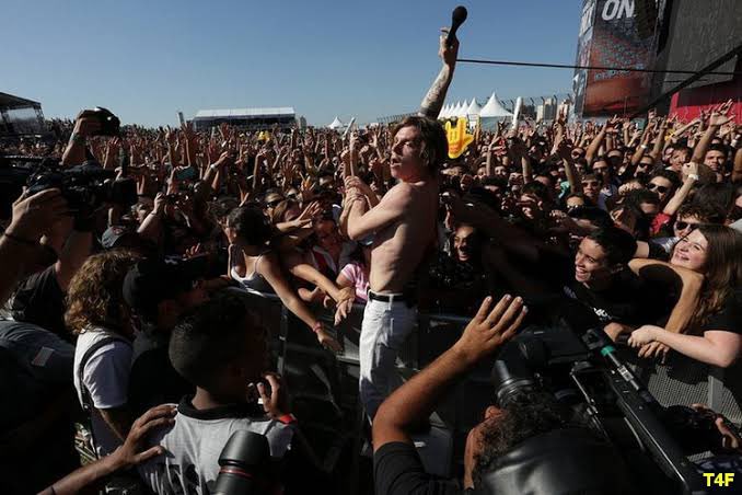 gagaruto's tweet image. estou aq ouvindo #CageTheElephant e lembrei fará 6 anos quando fui ao show deles em 2014 e quase infartei quando o #MattShultz se enfiou na galera, e eu passei a mão do rosto até o fim da barriga dele, toda suada
e eu gritava estericamente e ele olhando pra mim, cantando