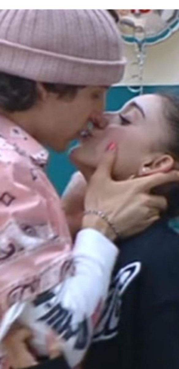 zengavo_'s tweet photo. Amici il nuovo uomini e donne 😂❤
#Amici2021 #rosaedaddy #martinaeaka #giuliaesangiovanni #alessandroenula https://t.co/M8dGbAQXgS