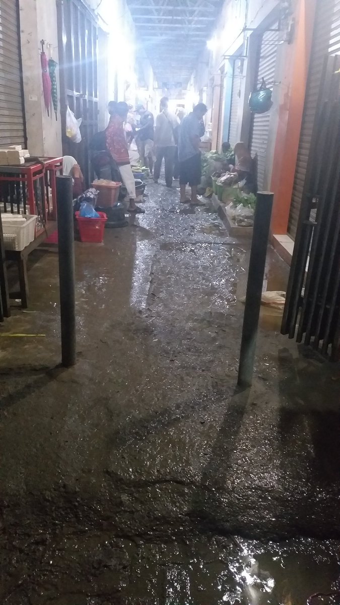 AnisUchie's tweet photo. @kotaindramayu kondisi pasar kertasemaya di dalamnya becek karena ada beberapa bagian atap yg kemungkinan bolong, jadi pas hujan air masuk. Pedagang n pembeli jd tdk nyaman. Semoga pihak terkait bisa segera mengatasi. https://t.co/XSQkksej57