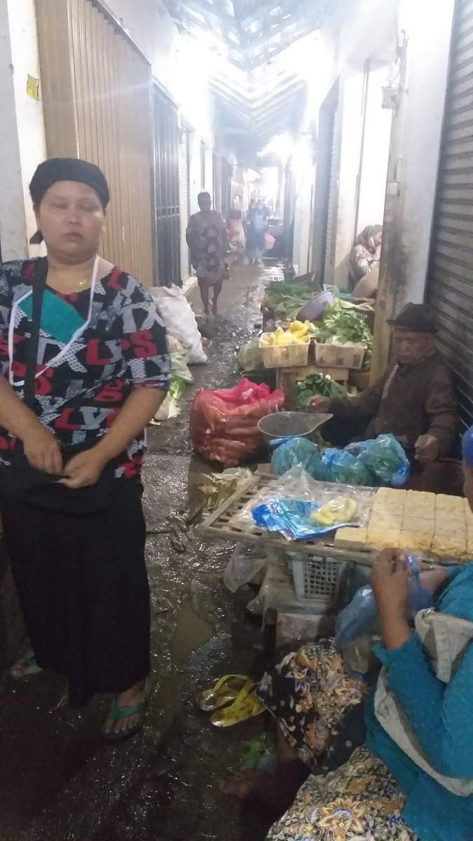 AnisUchie's tweet photo. @kotaindramayu kondisi pasar kertasemaya di dalamnya becek karena ada beberapa bagian atap yg kemungkinan bolong, jadi pas hujan air masuk. Pedagang n pembeli jd tdk nyaman. Semoga pihak terkait bisa segera mengatasi. https://t.co/XSQkksej57