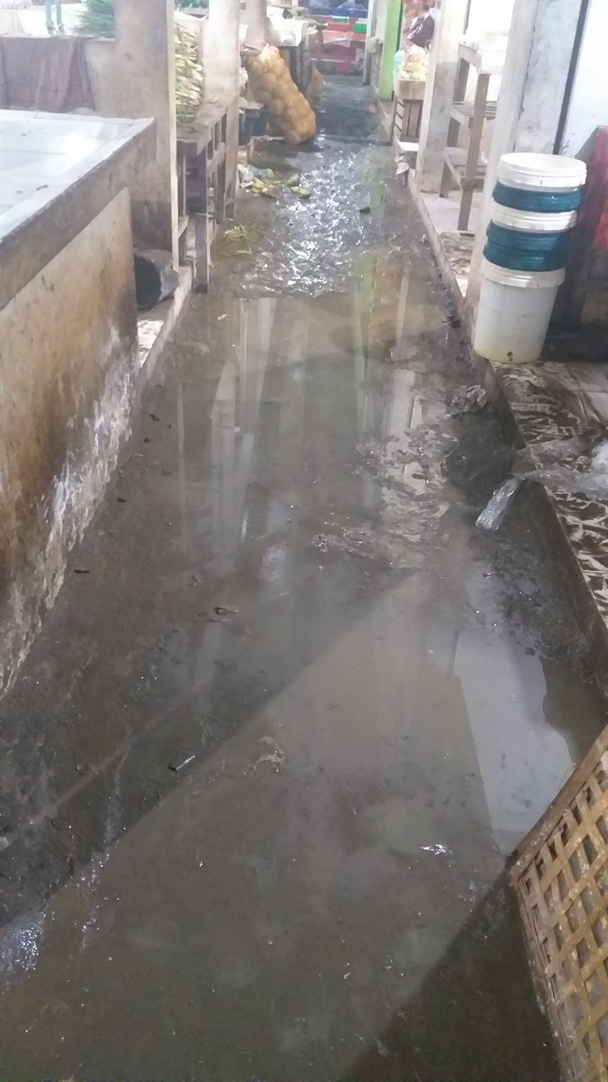 AnisUchie's tweet photo. @kotaindramayu kondisi pasar kertasemaya di dalamnya becek karena ada beberapa bagian atap yg kemungkinan bolong, jadi pas hujan air masuk. Pedagang n pembeli jd tdk nyaman. Semoga pihak terkait bisa segera mengatasi. https://t.co/XSQkksej57