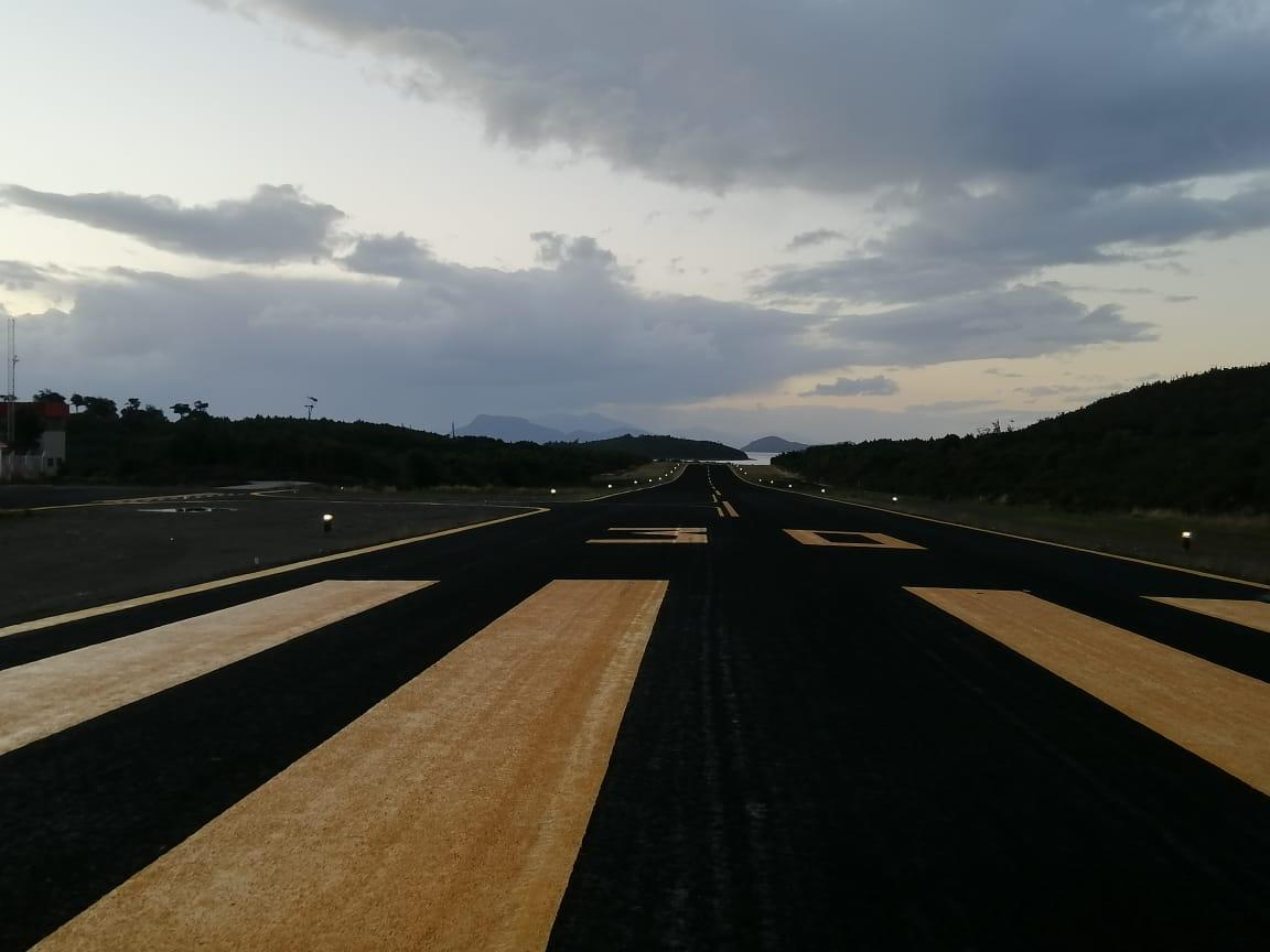 MOPAysen's tweet photo. Seremi @NMeraGobernador "Nuestra Dirección de #AeropuertosMOP invirtió $140 millones en instalar luces de emergencia para mantener habilitado el Aeródromo de Caleta Andrade, en la región de #Aysén para la realización de evacuaciones aéreomédicas. Paso a Paso #AysénSeRecupera" https://t.co/bBSeV65PcN