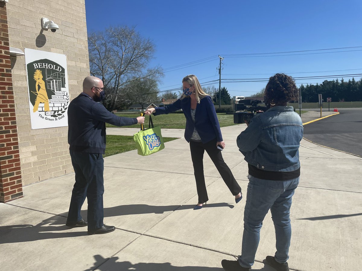 hhs_prncpl's tweet photo. Yay! So this happened today! Coming to an HCPS post soon. @tweet_ing is Spot on for this recognition! ๐๐๐๐๐ #mrsunshine #yayoftheday @HenricoHighSch @ehphelps @HHSEnglish2 https://t.co/qsRQhsTm9R