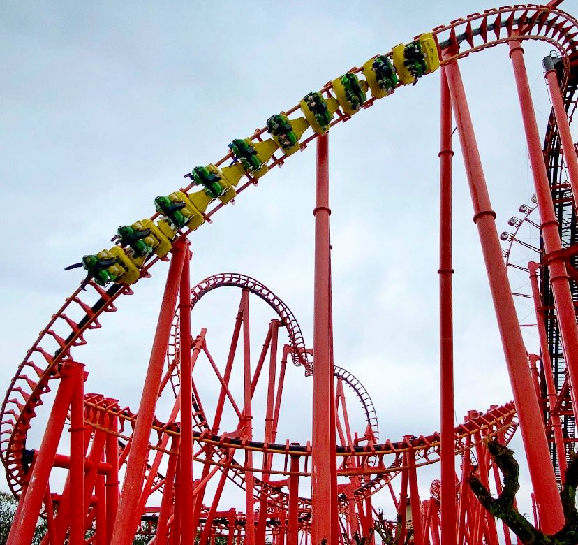 グリーンランドの絶叫コースター『ニオー』は朱色のレールや支柱に金色