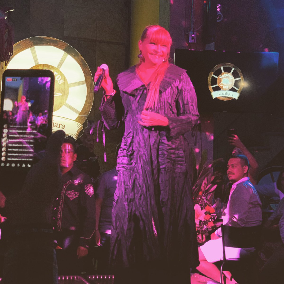 STARPROMX's tweet photo. 1. @RocioBanquells en #VaquerosBar Guadalajara
2. Conferencia de prensa en @RiuHoteles Guadalajara.
3. Ganador de paquete de discos.
#STARPROmx https://t.co/GepCe5kfSs