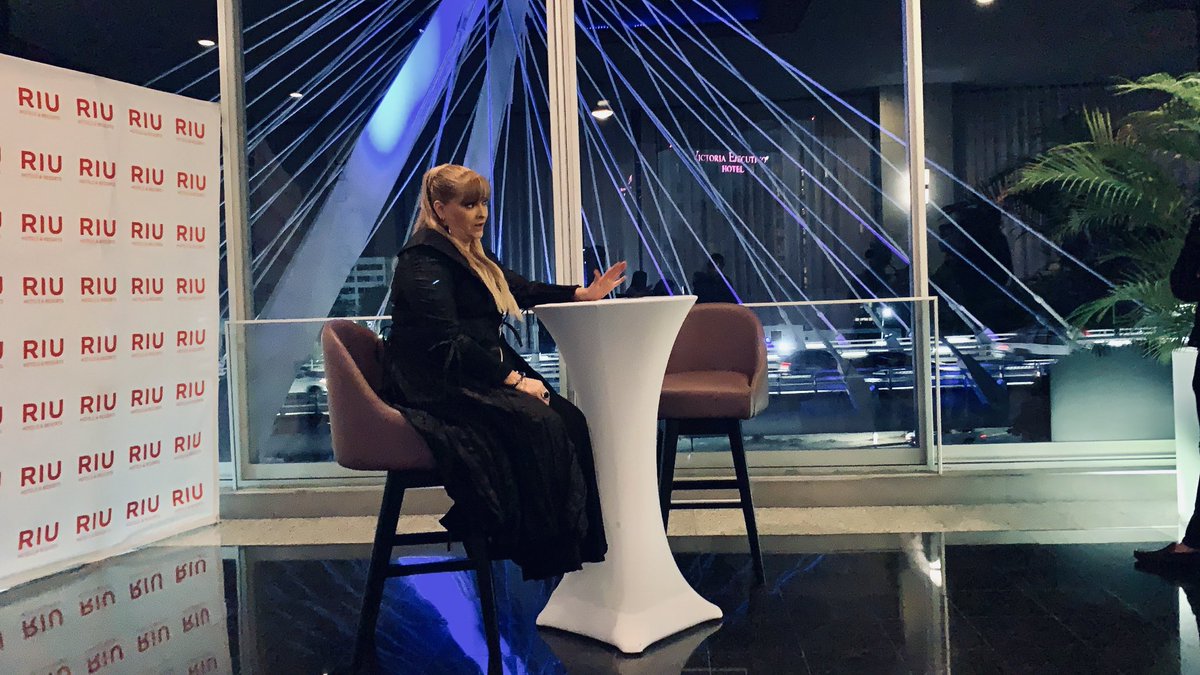 STARPROMX's tweet photo. 1. @RocioBanquells en #VaquerosBar Guadalajara
2. Conferencia de prensa en @RiuHoteles Guadalajara.
3. Ganador de paquete de discos.
#STARPROmx https://t.co/GepCe5kfSs