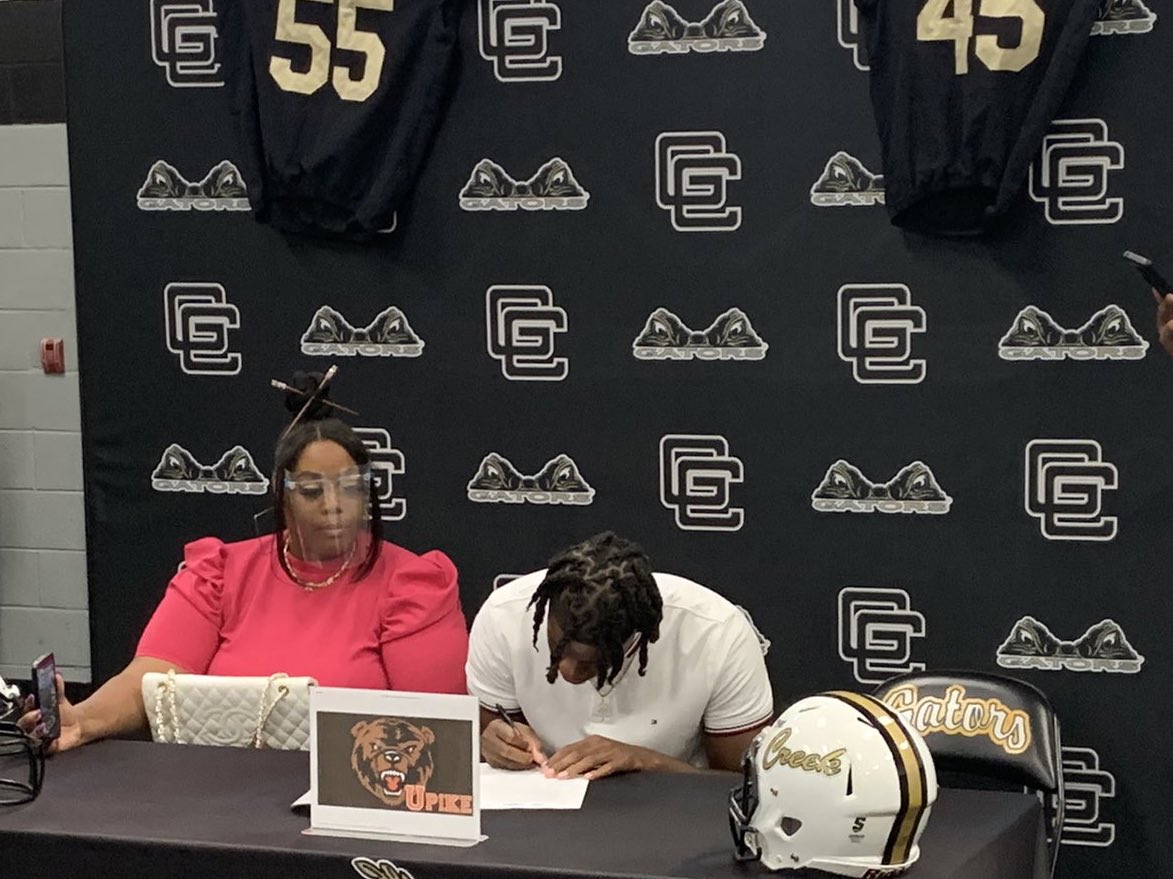 coach_mallard's tweet photo. Words can’t describe how proud I am of @Rsmithdbl5 The man has overcome so much to get to this point! Signing to play at the next level!! #ProudCoach #LoveYou https://t.co/qlSCwpWOiy