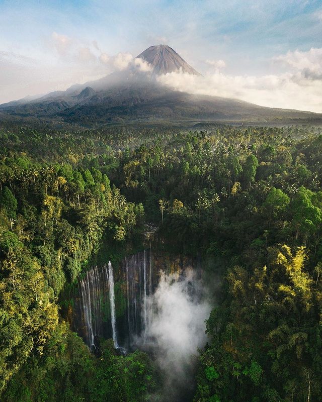 In case you needed a reminder of how beautiful the world is, here's a picture of Indonesia's Tumpak Sewu, a tiered waterfall that is located in East Java, overshadowed by Semeru, an active volcano and the highest mountain on the island. #TLAsia by @jordisark