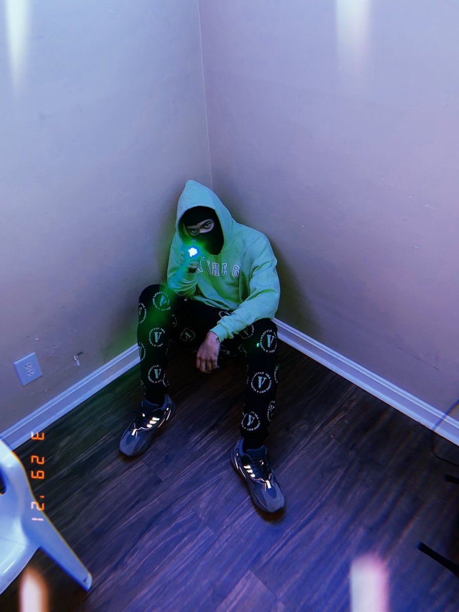 FREEJUGG1's tweet photo. Li 10k pop out #everythinggreen https://t.co/tR3g82olpF